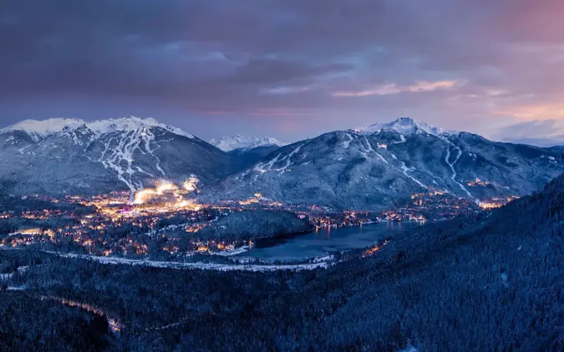 Skieur dans la poudreuse
